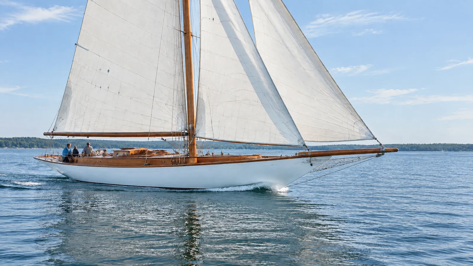 Velero clásico de madera de los años treinta navegando con la luz de la tarde