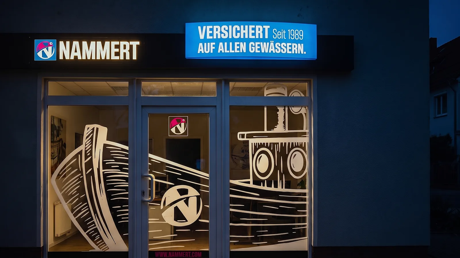 La oficina de NAMMERT Assekuradeur GmbH en Königs Wusterhausen al atardecer