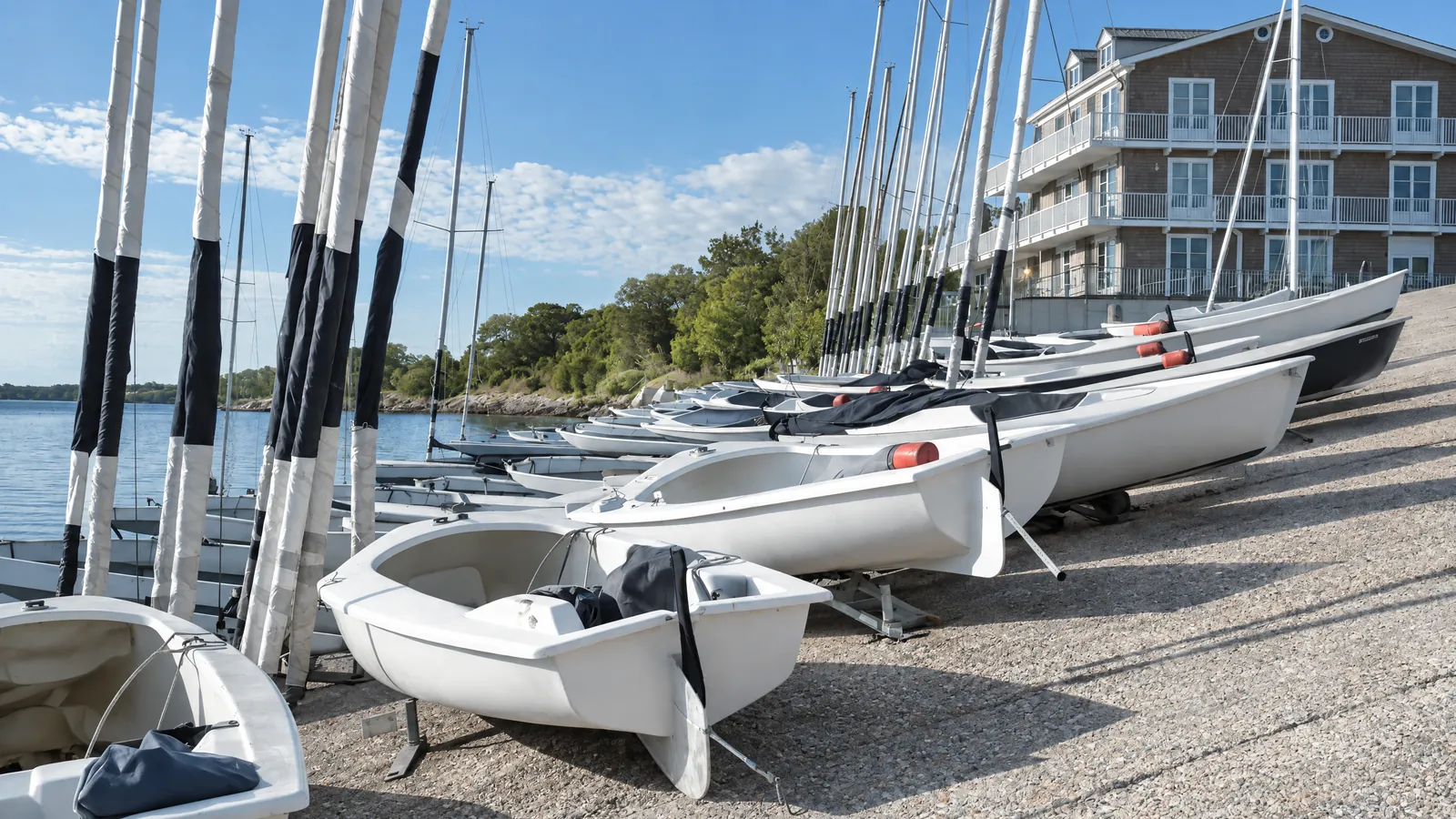 Embarcaciones ligeras de un club en tierra junto a la rampa
