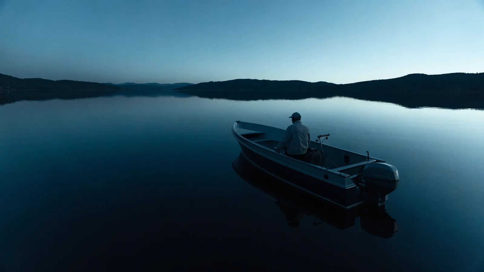 Barco eléctrico en un lago