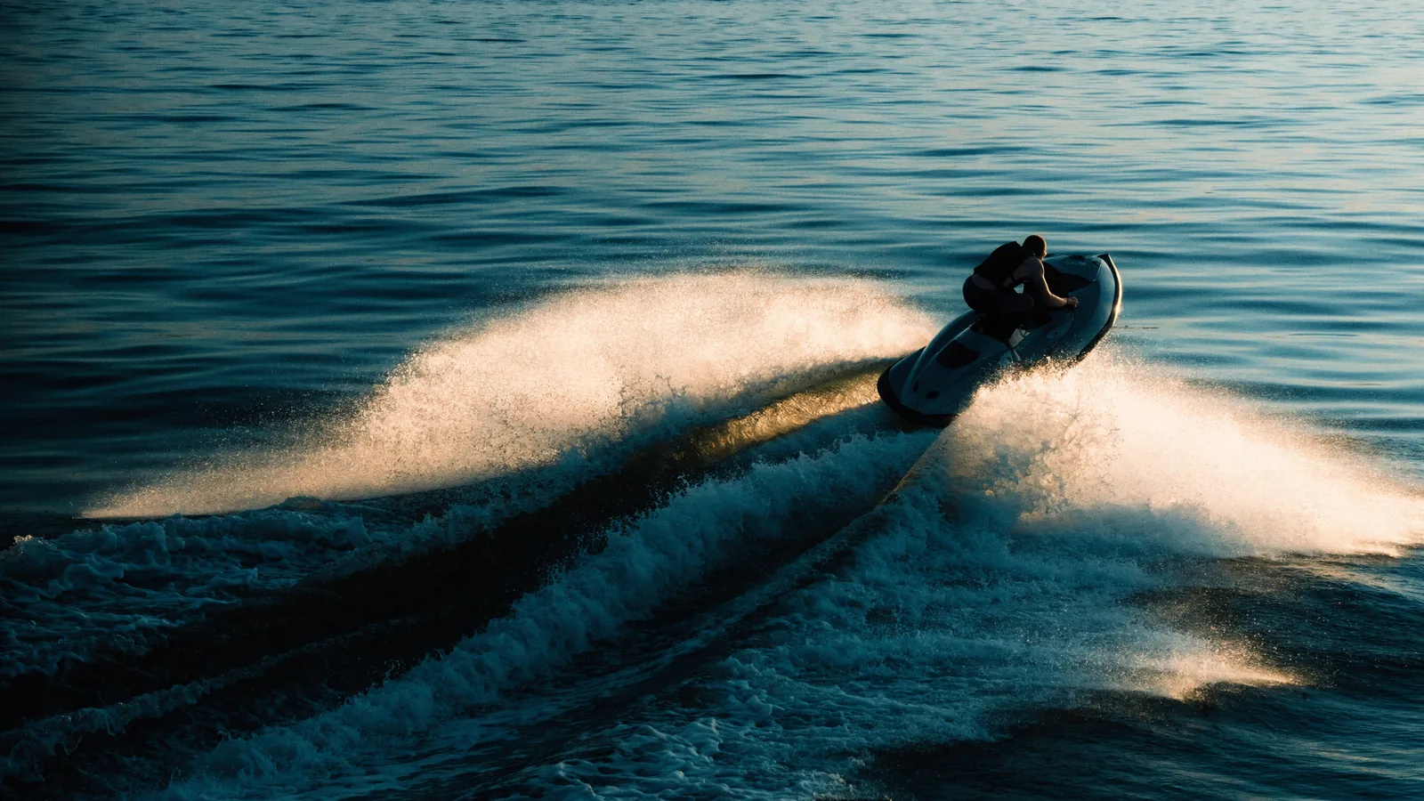 Moto de agua en una curva