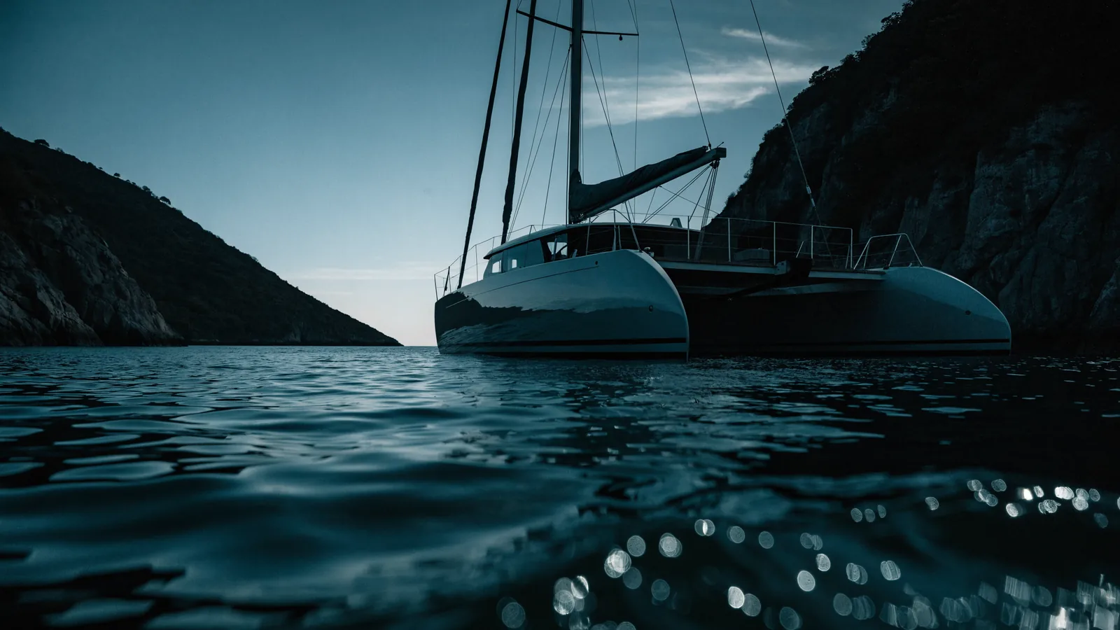 Catamarán en una cala