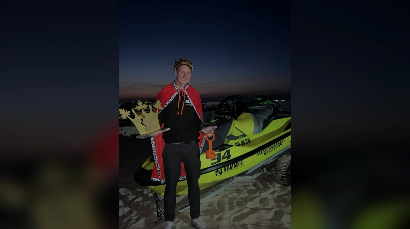 Piloto de moto de agua con casco y visera oscura tomando una curva junto a una boya naranja en un lago de cantera, dorsal 94 y rotulación NAMMERT en el casco