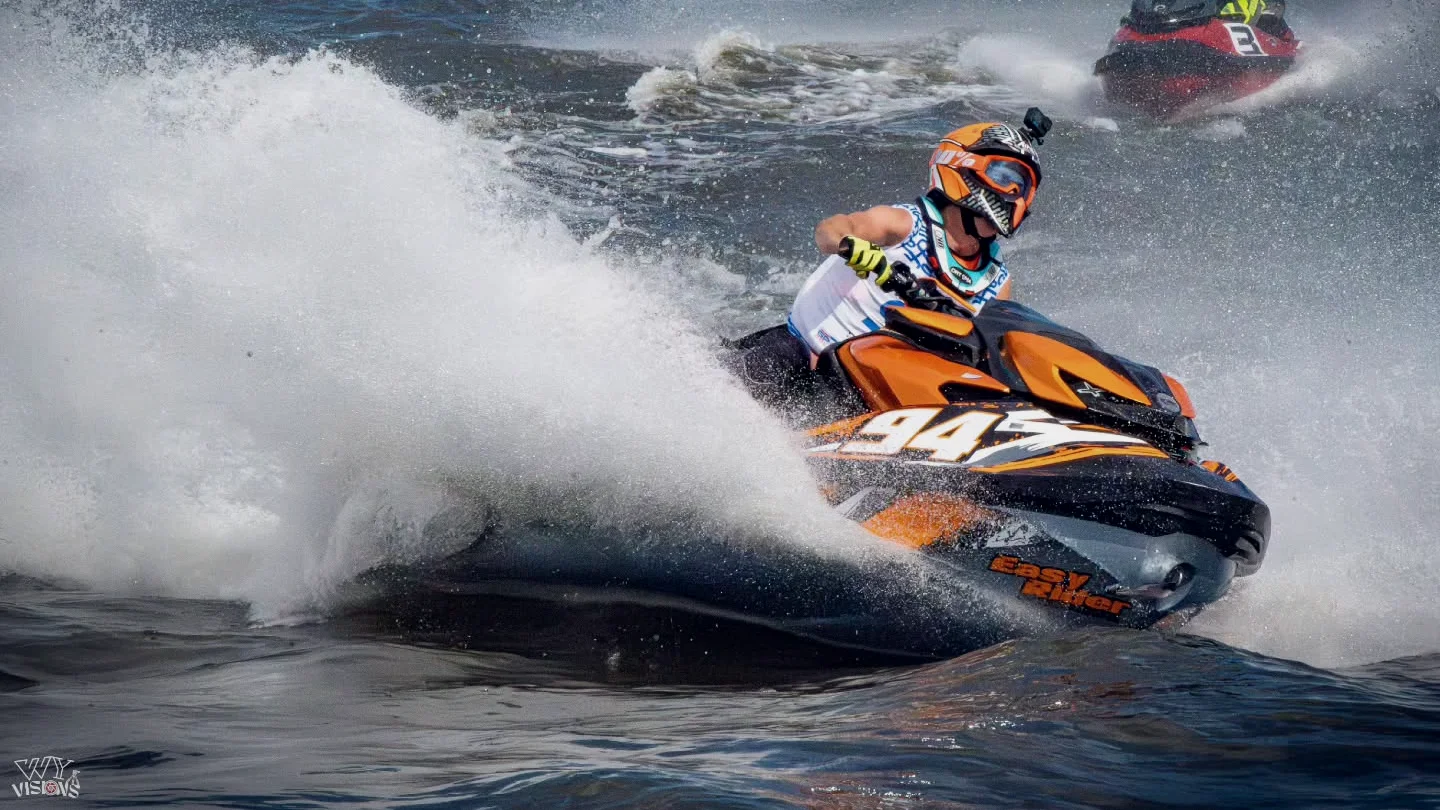 Justin P. con el 94 tumbado a fondo en el Gran Premio de Vichy, casco naranja, muro de espuma detrás