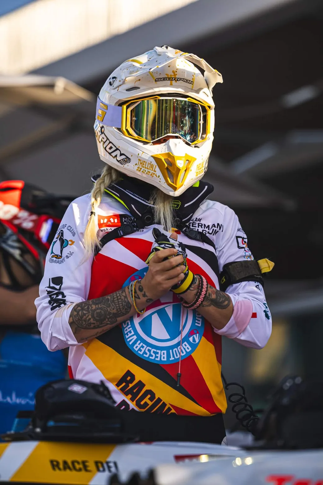Laureen Thellin Deprez en la zona de salida, con el casco puesto y los guantes en la mano