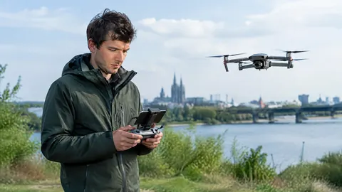 ¿Tengo que registrar mi dron y necesito licencia de piloto?