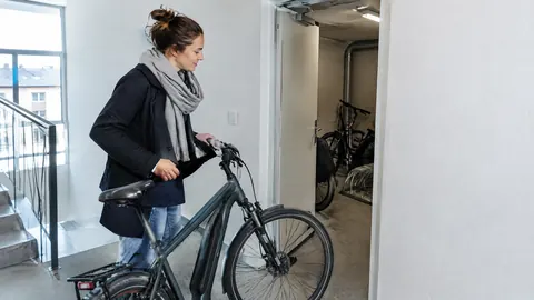 ¿Debe estar la bicicleta atada con candado en el trastero?