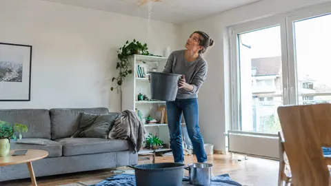 ¿Qué paga el seguro de hogar por daños por agua en sus muebles?