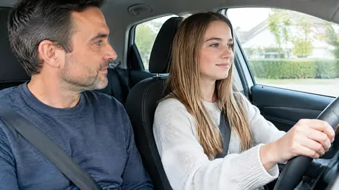 ¿Cómo se asegura la conducción acompañada en España?
