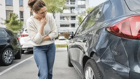 ¿Quién paga un golpe en el coche aparcado?