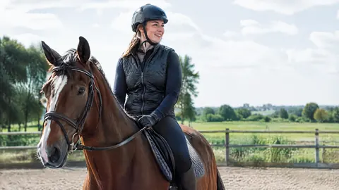 ¿Está cubierto el jinete en media pensión por el seguro del caballo?