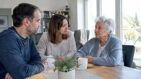 ¿Tienen los hijos que pagar la residencia de sus padres?