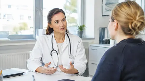 ¿Quién puede contratar un seguro de salud privado en España?