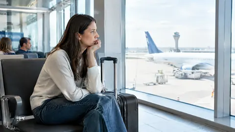 ¿Qué derechos tengo si mi vuelo se retrasa o se cancela?