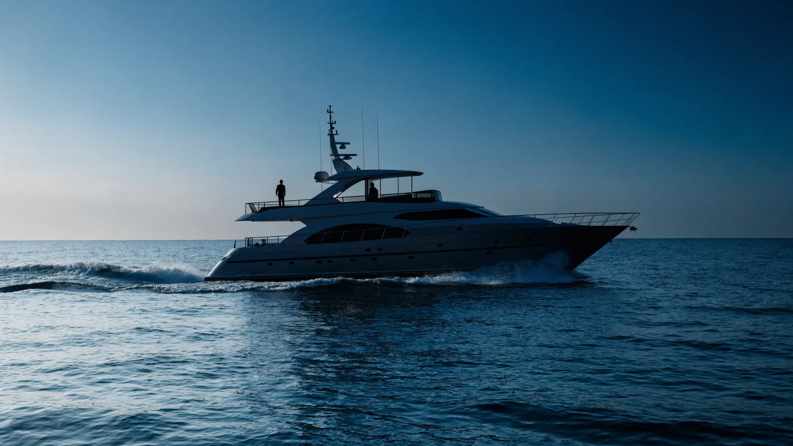 Gran yate a motor navegando en mar abierto