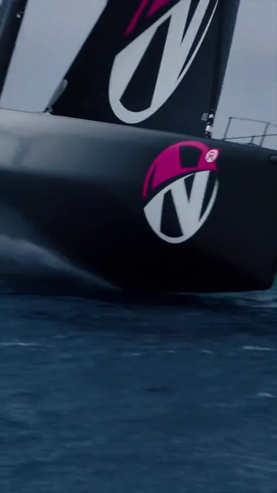 Vídeo corto: un velero de regatas con foils y una lancha rápida con el logo de NAMMERT a toda velocidad sobre el agua