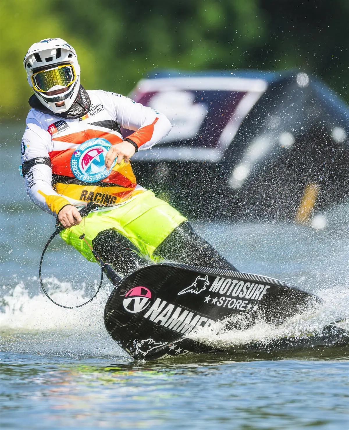 Piloto de motosurf a toda velocidad con el logo de NAMMERT en grande sobre la tabla