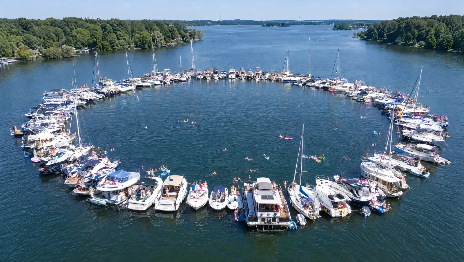 Cientos de embarcaciones fondeadas en un gran círculo en el río Havel