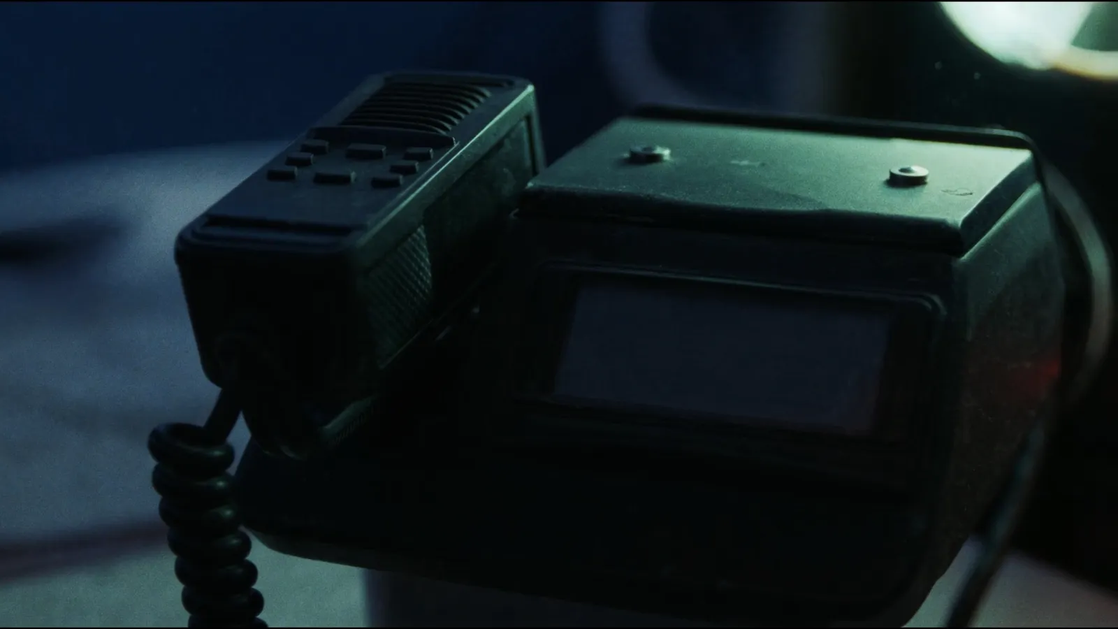 Equipo de radio VHF en la mesa de cartas de un velero, micro en su soporte