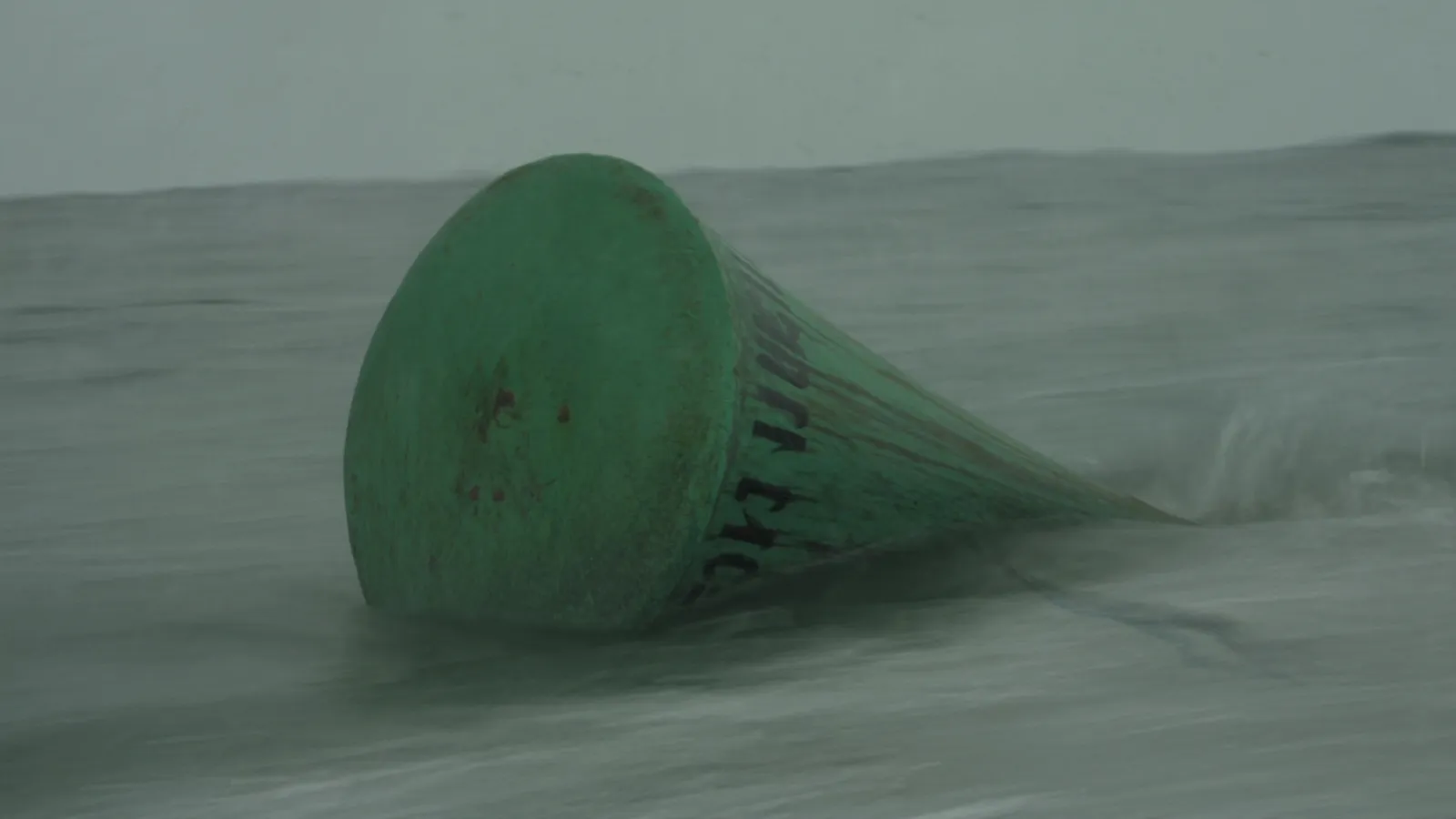 Boya verde de estribor en mar gris