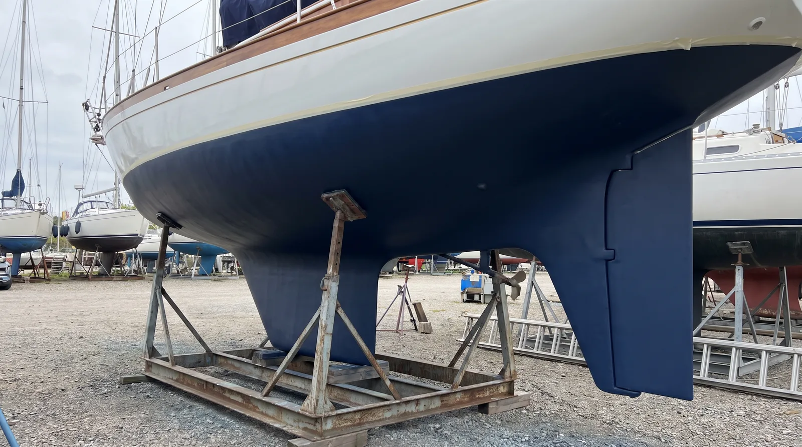 Obra viva de un velero recién pintada con antiincrustante sobre los calzos del varadero
