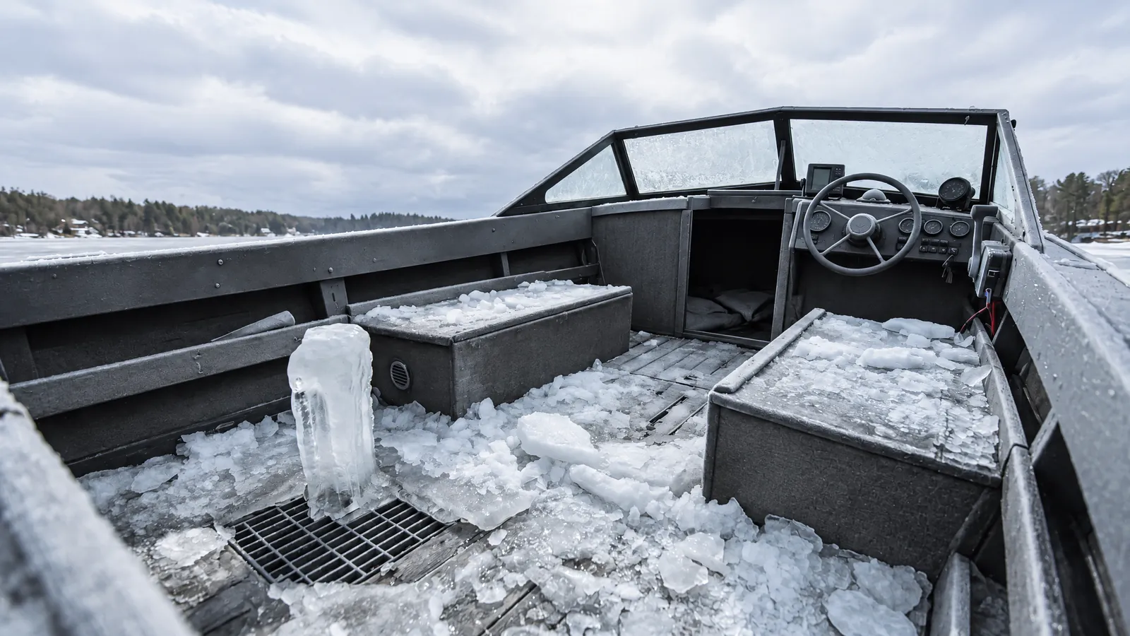 Hielo en la bañera de un barco, los imbornales congelados
