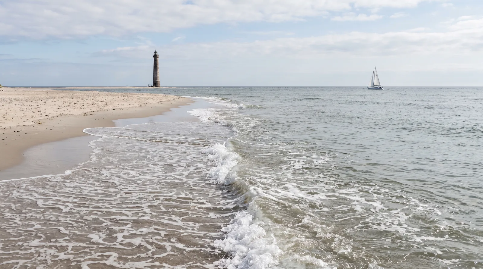 Velero navegando frente al extremo norte de Dinamarca, junto a Skagen