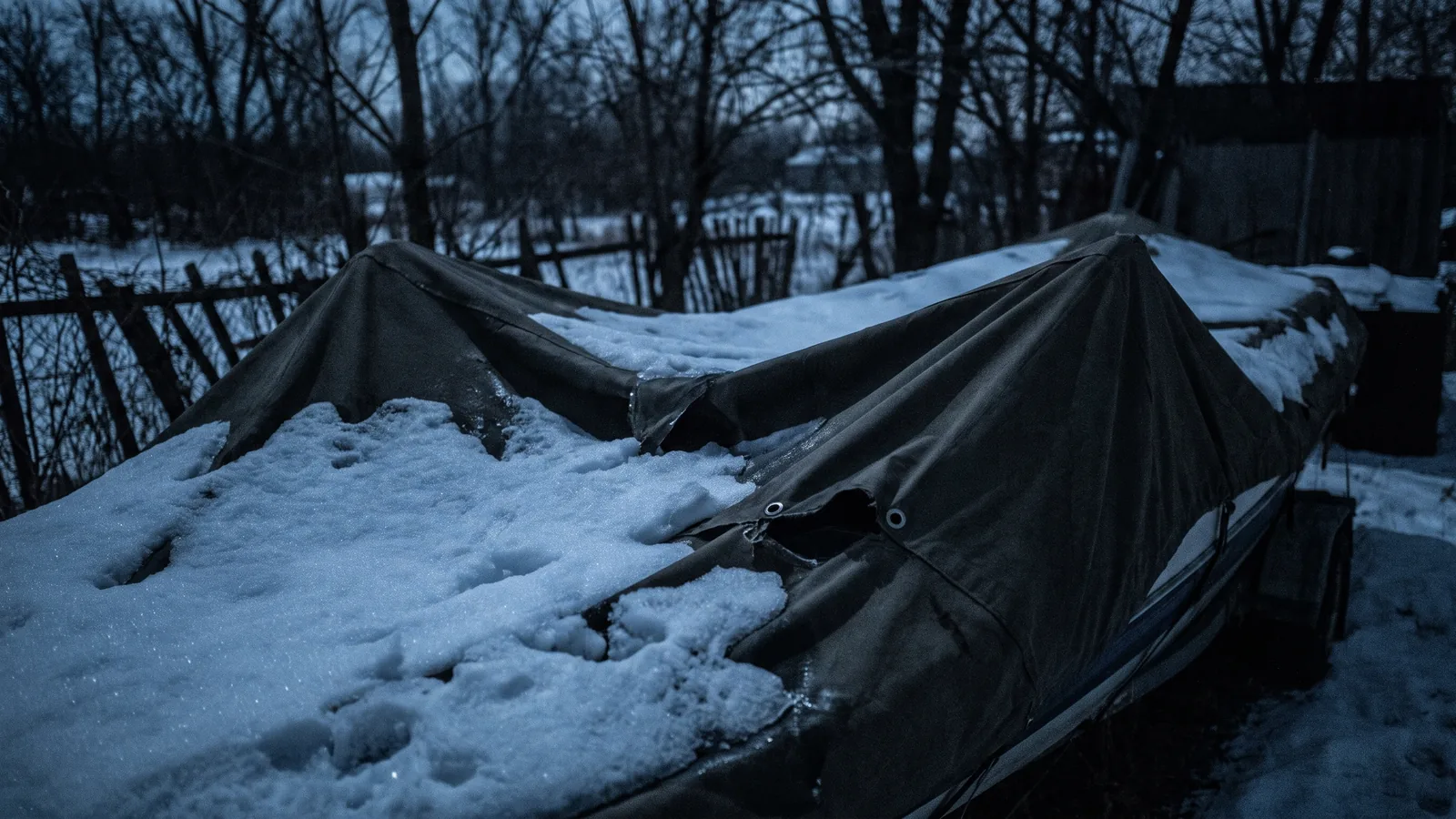 Lona de invernada hundida por la nieve sobre la bañera de un velero