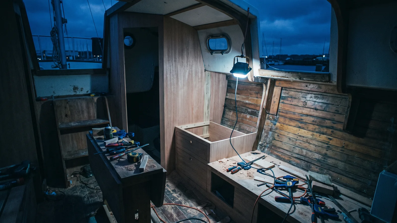 Interior de un barco en obra de noche, carpintería nueva junto a la antigua