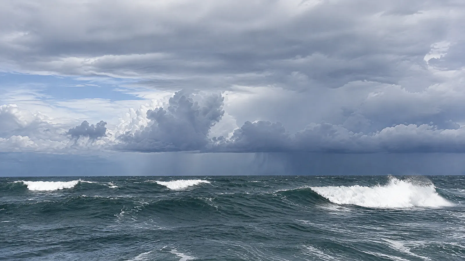 Tormenta eléctrica sobre el mar agitado de noche, rayos cayendo en el agua