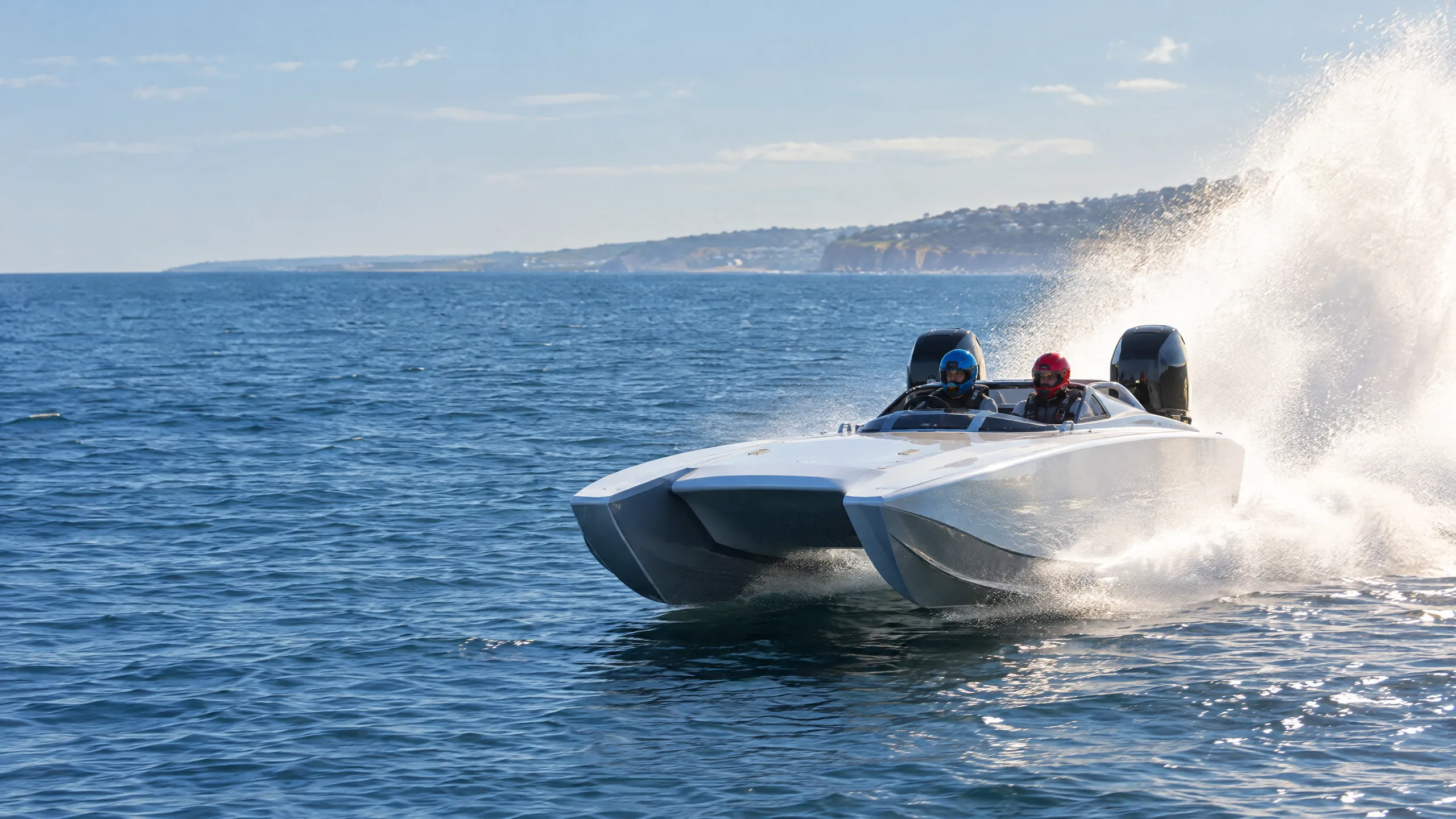 Un catamarán de carreras blanco con dos fuerabordas vuela sobre el mar, dos pilotos con casco y una gran nube de espuma
