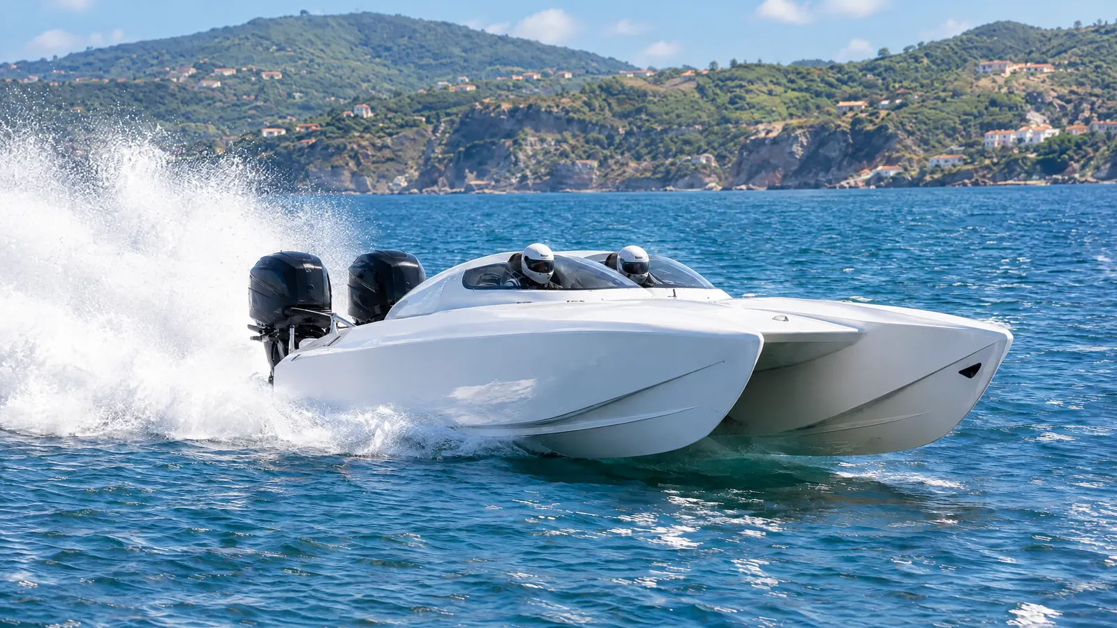 Un catamarán de carreras blanco con dos fuerabordas vuela sobre el mar, dos pilotos con casco y una gran nube de espuma